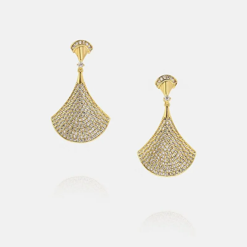 Boucle d'oreille pendante sertie de pavé
